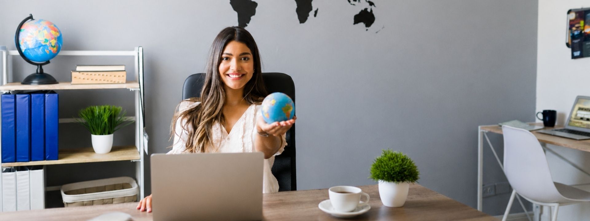 Agência de viagem atendendo cliente para planejar roteiro de viagem